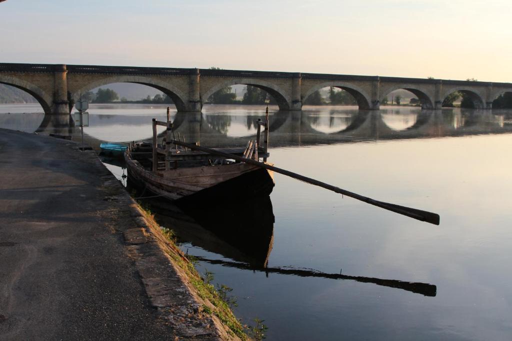 Готель Le Barrage Mauzac-et-Grand-Castang Екстер'єр фото
